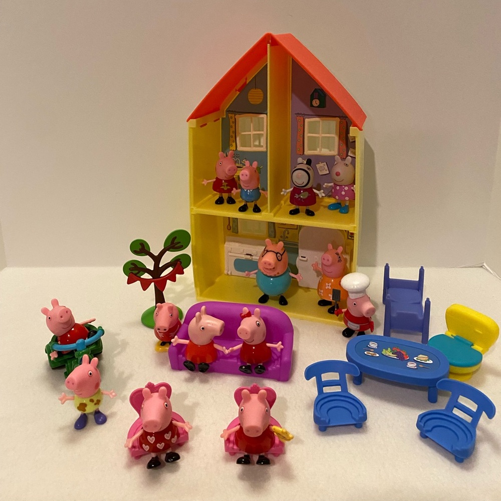 Peppa Pig Colorful Playhouse with Friends, Furnishings, 3 Wheeler, and 🌲